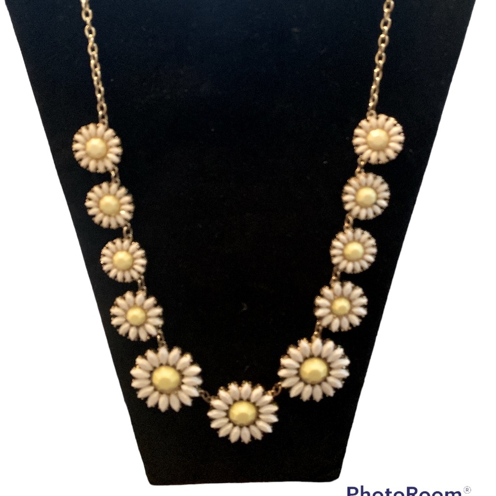 White daisy necklace